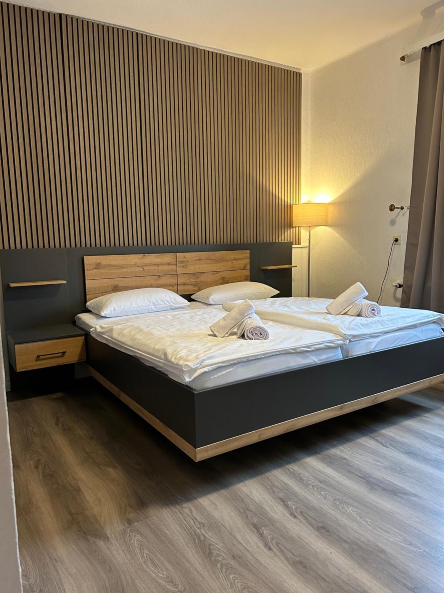 Riverside Airport Hotel Келстербах Екстериор снимка