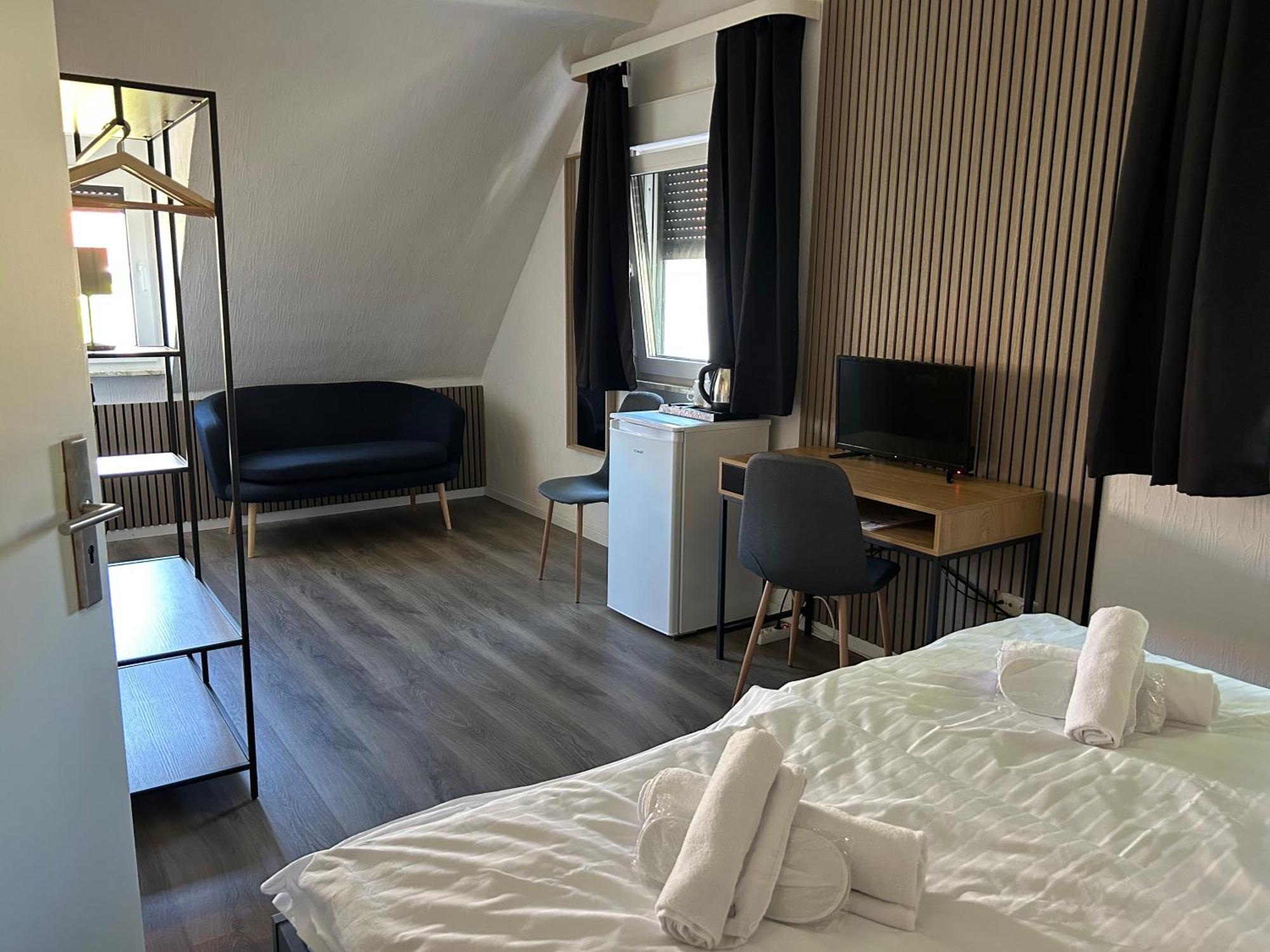 Riverside Airport Hotel Келстербах Екстериор снимка