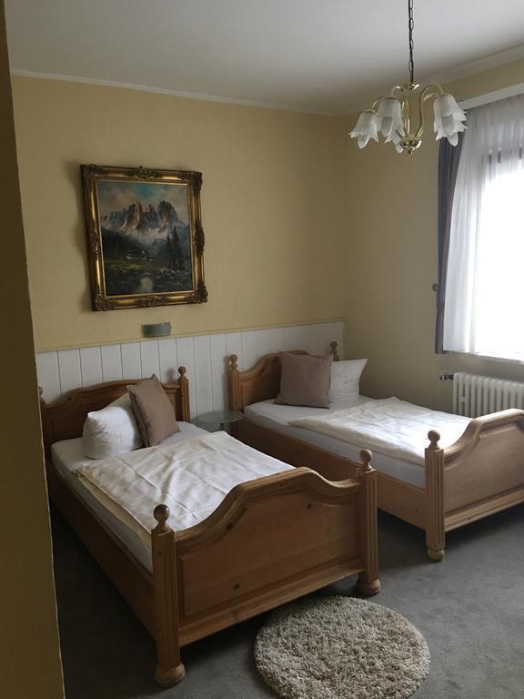 Riverside Airport Hotel Келстербах Екстериор снимка