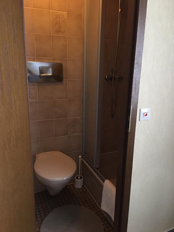 Riverside Airport Hotel Келстербах Екстериор снимка