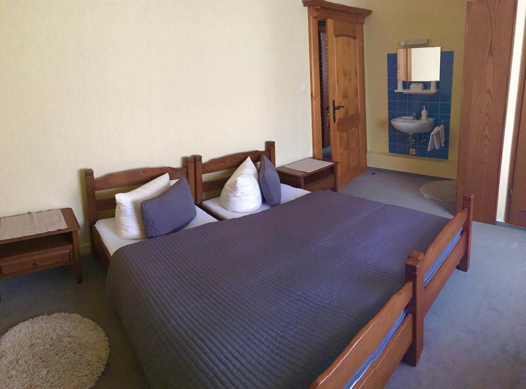 Riverside Airport Hotel Келстербах Екстериор снимка