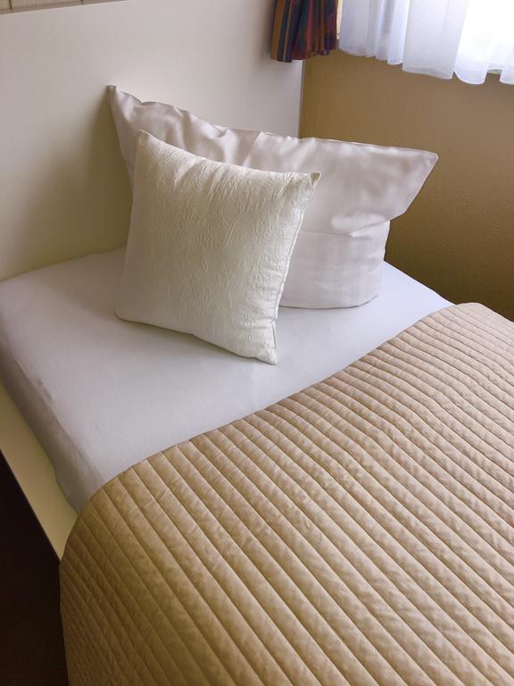 Riverside Airport Hotel Келстербах Екстериор снимка