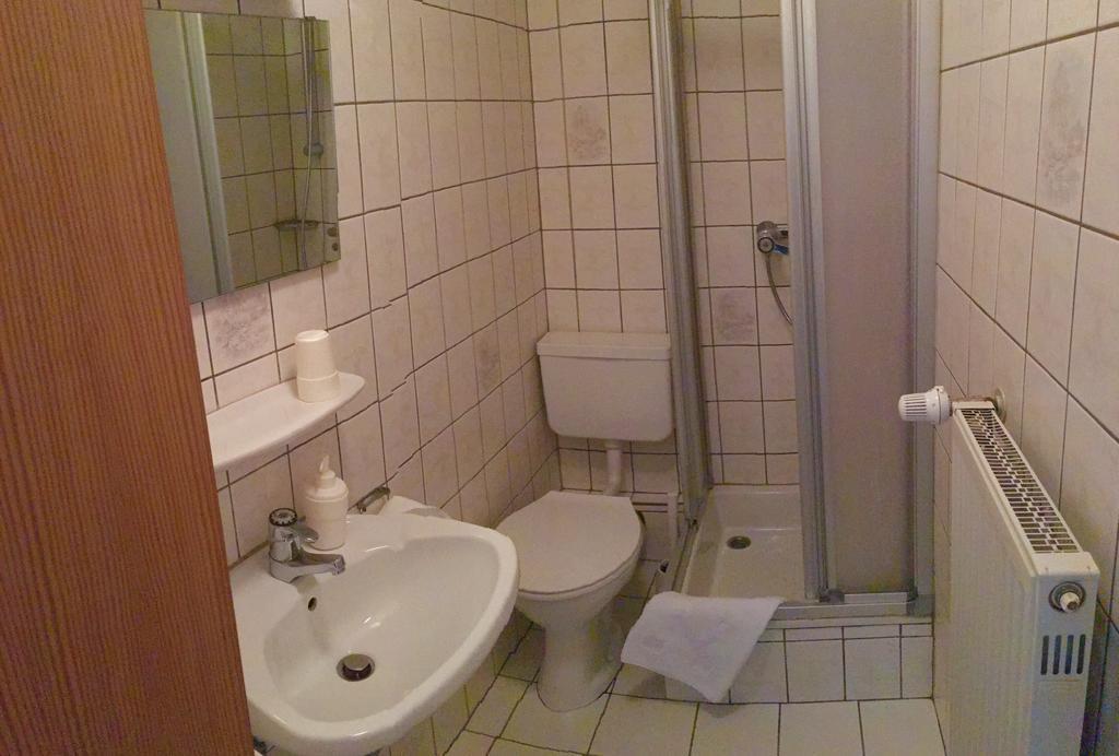 Riverside Airport Hotel Келстербах Екстериор снимка